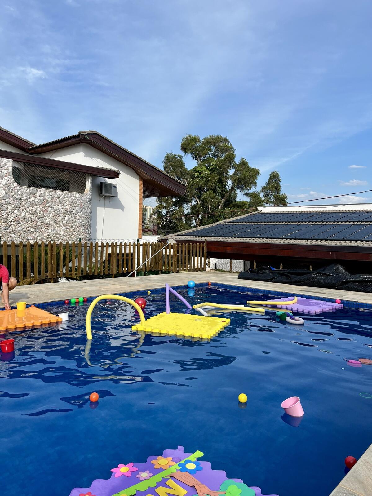 Piscina com boias e brinquedos