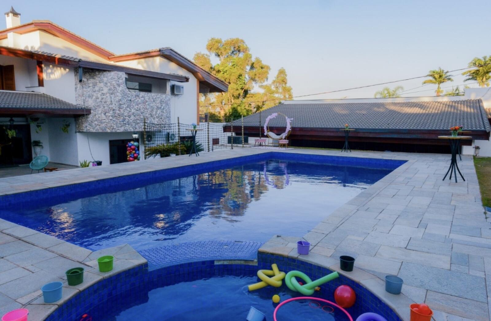 Vista da piscina e da área de convivência