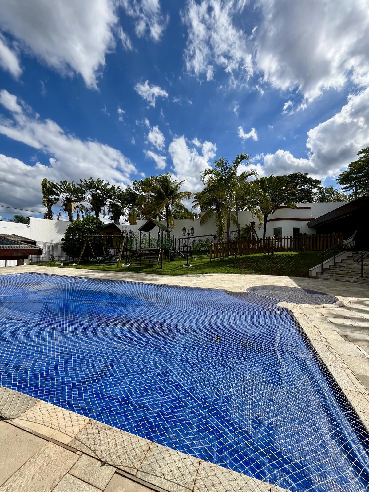 Piscina azul com céu aberto