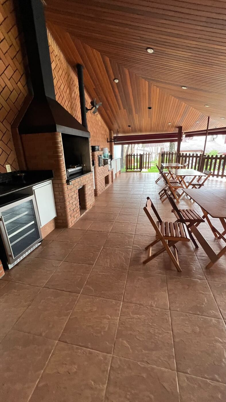 Área gourmet coberta com piso amplo