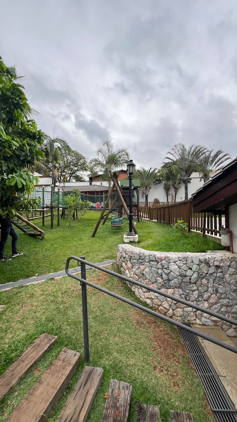 Escada e jardim até o espaço kids